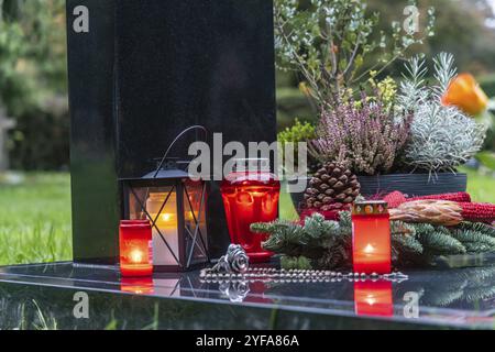 Allerheiligen auf dem Bergfriedhof in Stuttgart. Katholiken gedenken ihrer verstorbenen Verwandten. Grabdekorationen und Kerzen. Stuttgart, B Stockfoto