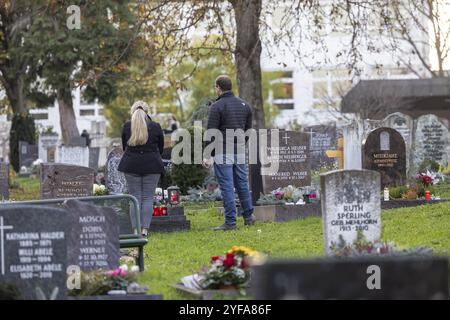 Allerheiligen auf dem Bergfriedhof in Stuttgart. Katholiken gedenken ihrer verstorbenen Verwandten. Grabdekorationen und Kerzen. Stuttgart, B Stockfoto