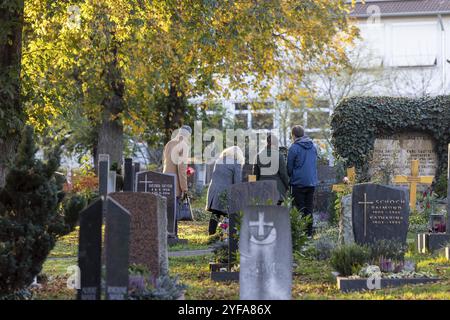 Allerheiligen auf dem Bergfriedhof in Stuttgart. Katholiken gedenken ihrer verstorbenen Verwandten. Grabdekorationen und Kerzen. Stuttgart, B Stockfoto