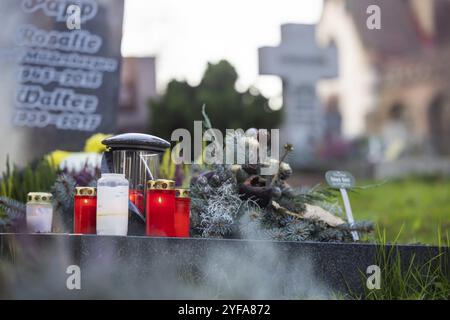 Allerheiligen auf dem Bergfriedhof in Stuttgart. Katholiken gedenken ihrer verstorbenen Verwandten. Grabdekorationen und Kerzen. Stuttgart, B Stockfoto