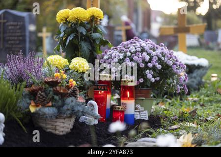 Allerheiligen auf dem Bergfriedhof in Stuttgart. Katholiken gedenken ihrer verstorbenen Verwandten. Grabdekorationen und Kerzen. Stuttgart, B Stockfoto