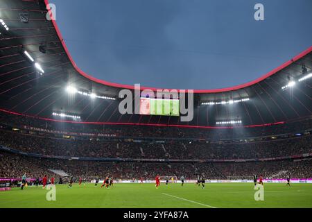 Übersicht, Allianz Arena beleuchtet, Anzeigetafel, Fußball, Bundesliga, FC Bayern München FCB gegen 1. FC Union Berlin FCU, Blue Hour, Allianz Arena, M Stockfoto