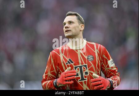 Torhüter Manuel neuer FC Bayern München FCB (01) Porträt beim Aufwärmtraining Allianz Arena, München, Bayern, Deutschland, Europa Stockfoto