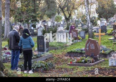 Allerheiligen auf dem Bergfriedhof in Stuttgart. Katholiken gedenken ihrer verstorbenen Verwandten. Grabdekorationen und Kerzen. Stuttgart, B Stockfoto