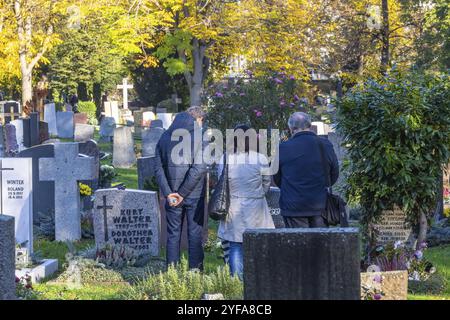 Allerheiligen auf dem Bergfriedhof in Stuttgart. Katholiken gedenken ihrer verstorbenen Verwandten. Grabdekorationen und Kerzen. Stuttgart, B Stockfoto