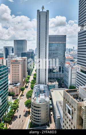Singapur - 16. August 2024: Blick auf die Stadt von der grünen Terrasse des CapitaSpring Wolkenkratzers, entworfen von der Bjarke Ingels Group Stockfoto