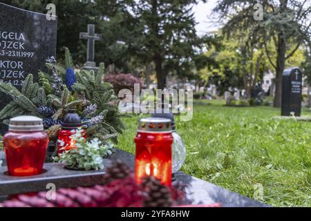 Allerheiligen auf dem Bergfriedhof in Stuttgart. Katholiken gedenken ihrer verstorbenen Verwandten. Grabdekorationen und Kerzen. Stuttgart, B Stockfoto