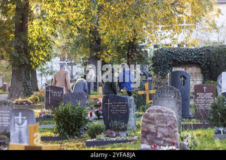 Allerheiligen auf dem Bergfriedhof in Stuttgart. Katholiken gedenken ihrer verstorbenen Verwandten. Grabdekorationen und Kerzen. Stuttgart, B Stockfoto