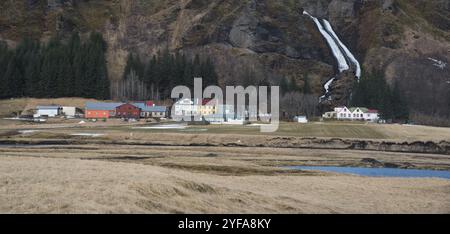 Der Systrafoss Wasserfall, der die Klippe über Kirkjubaejarklaustur Stadt in Südost-Island Stockfoto