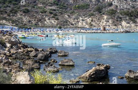 Protaras, Zypern, 4. August 2020: Idyllischer Strand mit türkisfarbenem Wasser und überfüllt mit Touristen schwimmen im Sommer für die Sommerferien. Konnos b Stockfoto