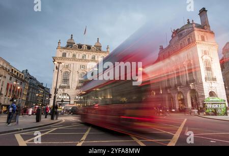 London, England, 19. März 2018: Nachtszene vom berühmten Londoner Piccadilly Circus Square im Zentrum von London mit Autos und Bussen, die Farbe abgeben Stockfoto