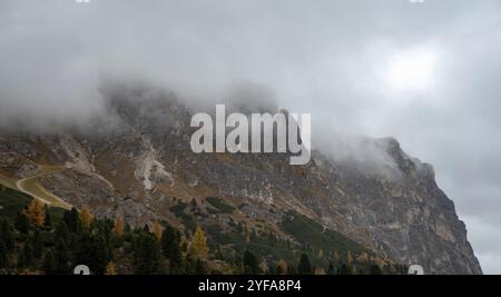 Bewölkte, neblige Berggipfel, die morgens mit Nebel bedeckt sind. Dolomiten-Felsenberge Italien Stockfoto