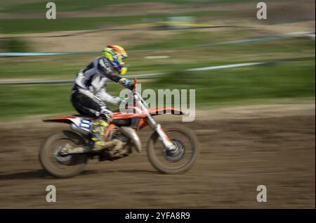 Unanerkannter Athlet, der auf einem Motorradsport bei einem Motocross-Rennen fährt. Exreme Sport mit hoher Geschwindigkeit Stockfoto