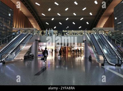 Doha, Katar, 8. März 2020: Das luxuriöse Interieur des internationalen Flughafens Hamad, Basis der Qatar Airways in Doha, Nahost, Asien Stockfoto