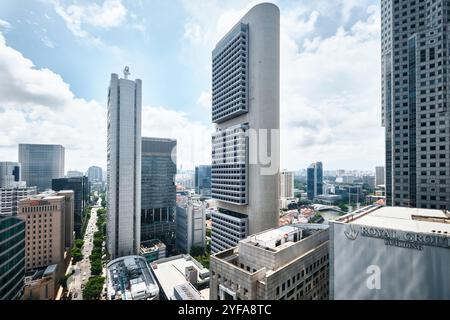 Singapur - 16. August 2024: Blick auf die Stadt von der grünen Terrasse des CapitaSpring Wolkenkratzers, entworfen von der Bjarke Ingels Group Stockfoto