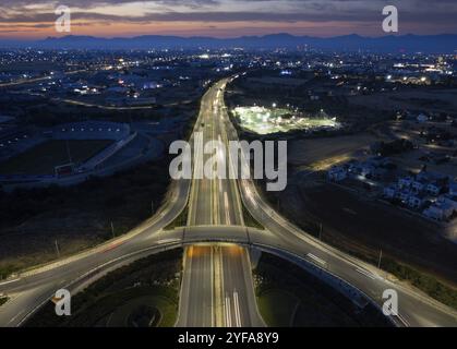 Luftdrohne Draufsicht auf einen modernen Autobahnkreuz-Kreisverkehr mit schnell fahrenden Autos. Verkehrsinfrastruktur, Nikosia Zypern Stockfoto