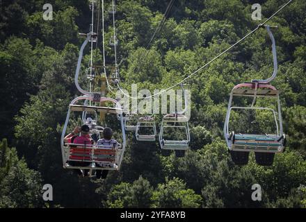 Peking, China, 7. Juni 2018: Unanerkannte Menschen in der Mutianyu-Seilbahn zur Chinesischen Mauer in Asien Stockfoto