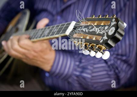 Musiker spielen ein griechisches traditionelles Instrument heißt wie lange Mandoline pouzouki Stockfoto