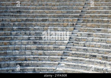 Leere Stufen und Sitzungen einer Bühnenarena aus dem antiken Amphitheater von Kourion in Limassol, Zypern, Europa Stockfoto