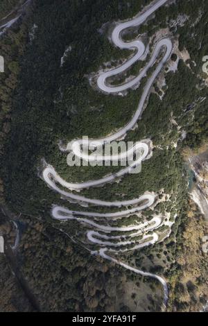 Die kurvige Papingo-Straße im Vikos-Nationalpark, Epirus, Griechenland. Gefährliche Straßen Stockfoto