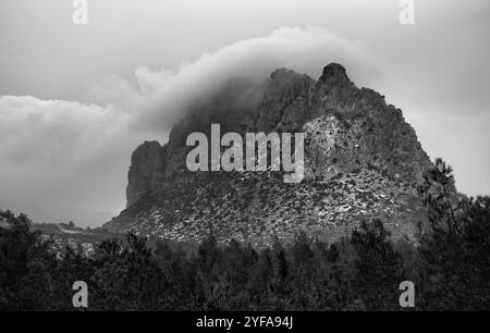 Einfarbiges Bild eines Bergrückens, bedeckt mit dramatischen Wolken in den Pentadaktylos-Bergen im Kerynia-Bezirk in Nordzypern Stockfoto