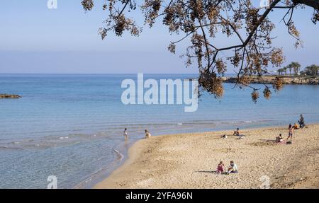 Protaras, Zypern, 29. Januar 2023: Touristen genießen den Sandstrand, entspannen, sonnen und schwimmen im Winter. Protaras Feigenbaum Bucht Zypern, Stockfoto