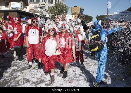 Limassol, Zypern, 18. Februar 2018: Fröhliches Team von Menschen in bunten Kostümen, die die berühmte Karnevalsparade in der Stadt Limassol, Zypern, E, genießen Stockfoto