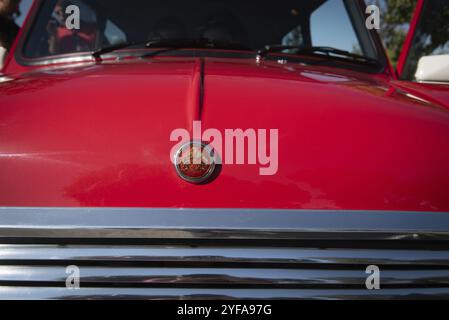 Nicosia Zypern, 14. Oktober 2018: Vorderansicht des roten klassischen Miniwagens zum Sammeln. Antikes Miniauto-Logo Stockfoto