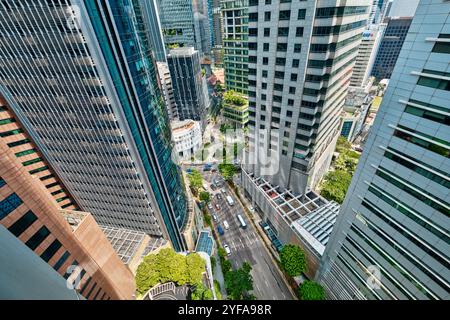 Singapur - 16. August 2024: Blick auf die Stadt von der grünen Terrasse des CapitaSpring Wolkenkratzers, entworfen von der Bjarke Ingels Group Stockfoto