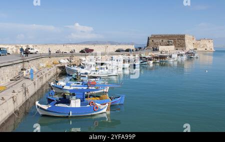 Heraklion, Kreta, 21. November 2012: Der Fischerhafen und die Burg in Herakilion auf der Insel Kreta in Griechenland Stockfoto