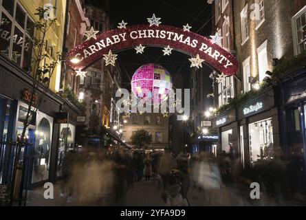 London, Vereinigtes Königreich, 13. Dezember 2015: Carnaby Christmas Party mit Menschen, die einkaufen und dekorierte Straßen in London City, Großbritannien, Europa Stockfoto