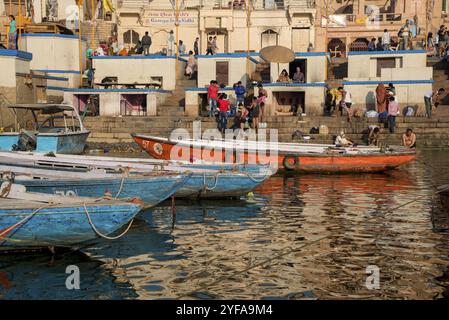 Varanasi, Indien, 13. März 2017: Holzboote am IAT-Ufer des heiligen Ganges am Morgen. Indianer baden, Asien Stockfoto