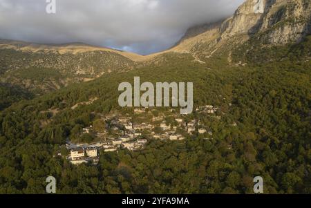 Drohnenlandschaft mikro Papingo Dorf, Zagorochoria Gegend, Epirus, Ioannina Griechenland. Astraka Turm felsige Klippen über dem Dorf bei Sonnenuntergang Stockfoto