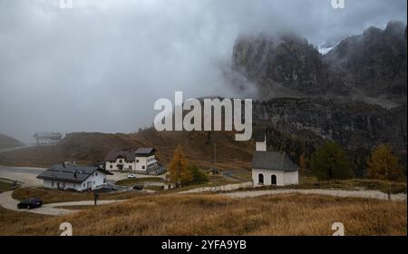 Kirche Cappella di san Maurizio Passo gardena Pass in den Dolomiten Südtirol Italien Anfang Herbst mit Nebel über den Dolomiten Stockfoto