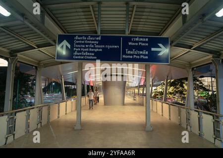 BANGKOK, THAILAND - 09. DEZEMBER 2023: Fußgängerweg in Bangkok bei Nacht. Stockfoto