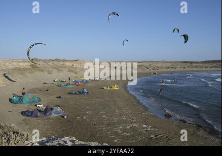 Limassol, Zypern, 10. Oktober 2020: Gruppe von Kitesurfern, die an einem sonnigen Tag mit klarem blauen Himmel Kitesurfen. Akrotiri Beach zypern, Europa Stockfoto