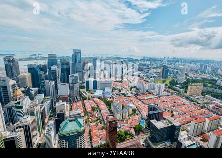 Singapur - 16. August 2024: Blick auf die Stadt von der grünen Terrasse des CapitaSpring Wolkenkratzers, entworfen von der Bjarke Ingels Group Stockfoto
