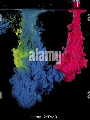 Bunte Acryltinte in Wasser. Farbexplosion. Abstrakte Textur Stockfoto