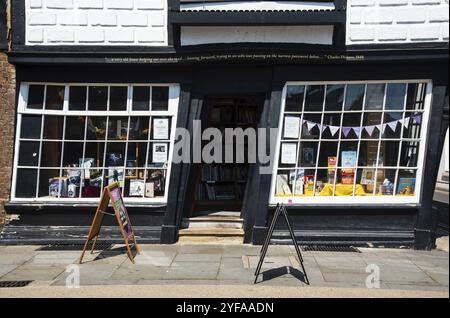 Canterbury, Kent, 10. Juni 2023: Buchhandlung in einem schiefen, schiefen Haus in der canterbury Palace Street in einem schiefen, traditionellen britischen Gebäude Stockfoto
