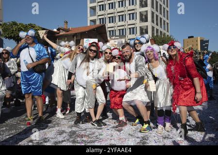 Limassol, zypern, 18. februar 2018: Glückliche Menschen in Teams mit bunten Kostümen, die bei der berühmten Karnevalsparade von limassol auf zypern vorspielen Stockfoto