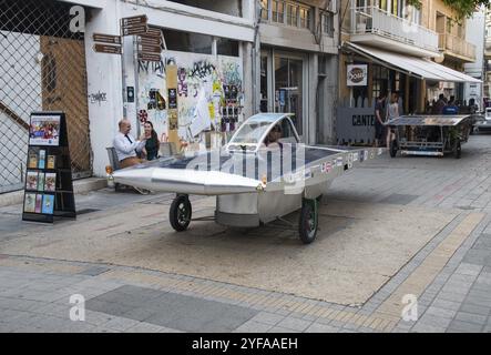 Nicosia, Zypern, 25. Juni 2016: Solarbetriebene Autos, die Menschen für die Vorteile der Nutzung erneuerbarer Energien während der anuellen Veranstaltung in t wecken Stockfoto