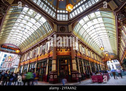 London Vereinigtes Königreich, 2. Juli 2019: Der berühmte und malerische Leadenhall-Markt mit dem wunderschönen verzierten Dach in der Stadt London Unite Kingdom Stockfoto