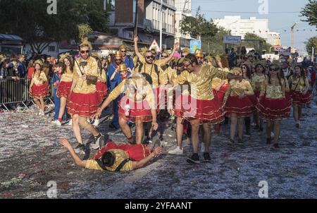 Limassol, Zypern, 18. Februar 2018: Fröhliches Team von Menschen in bunten Kostümen, die an der berühmten Karnevalsparade in Limassol teilnahmen Stockfoto