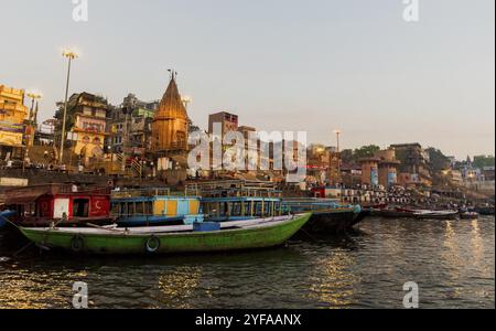 Varanasi, Indien, 13. März 2017: Holzboote am IAT-Ufer des heiligen Ganges am Morgen. Indianer baden, Asien Stockfoto