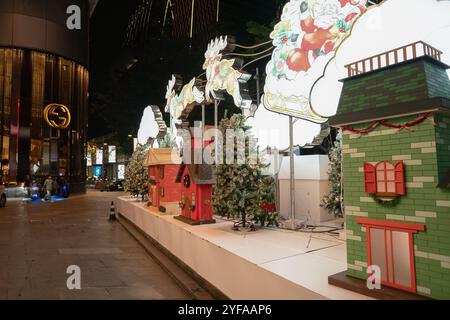 BANGKOK, THAILAND - 09. DEZEMBER 2023: Blick auf die Weihnachtsdekoration auf Straßenebene in Bangkok. Stockfoto