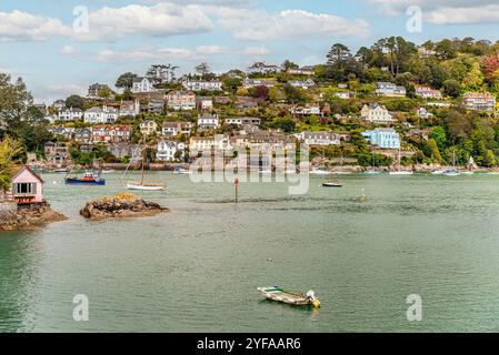 Blick vom Kriegsflotte Creek im Hafen von Dartmouth und Kingswear an der River Dart, Devon, England, UK Stockfoto