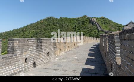 Die berühmte Chinesische Mauer, eines der sieben Weltwunder im Mutianyu-Abschnitt außerhalb Pekings Stockfoto