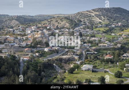 Berühmte und malerische Bergdorf Akanthou auf Geplante Berge, im Bezirk Kerynia, in Zypern Stockfoto