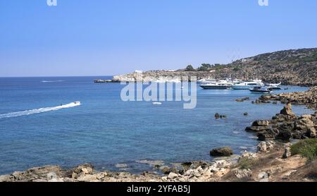 Protaras, Zypern, 4. August 2020: Idyllische Felsküste mit türkisfarbenem Meerwasser und festgetäuten Luxusyachten im Sommer. Konnos Bay Beach, Protaras, Cypr Stockfoto