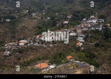 Traditionelles Bergdorf Askas Troodos Berg im Herbst in Zypern Stockfoto